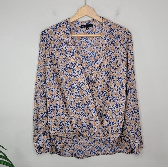 Gibson | Tan & Navy Paisley Crossover Blouse with Tucked Front Hem Size Small - Picture 2 of 6